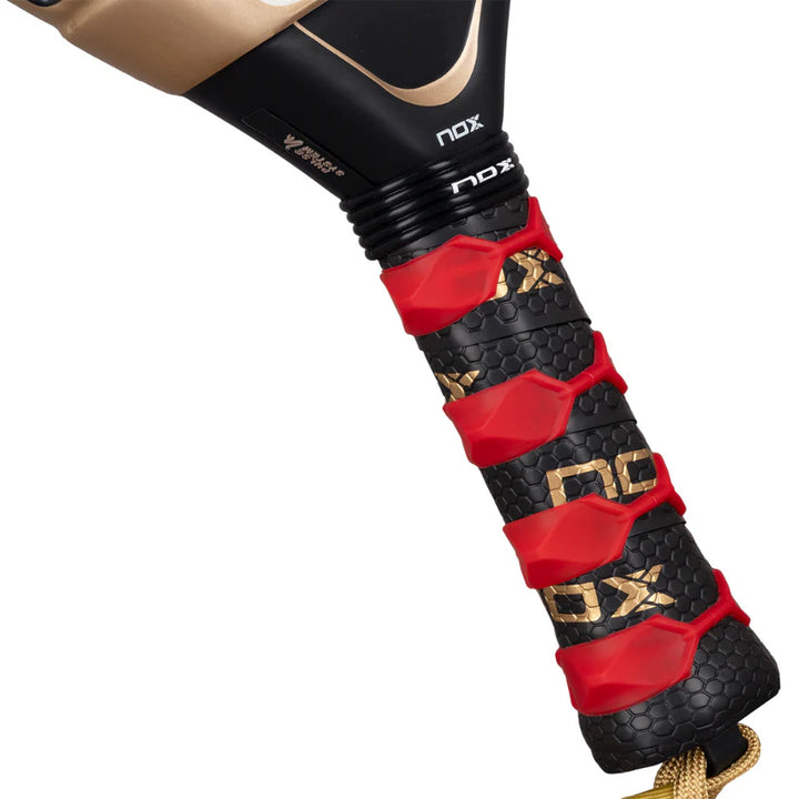 Pala de Padel Nox AT10 Genius 18K Alum 2026 + Overgrip + Protector