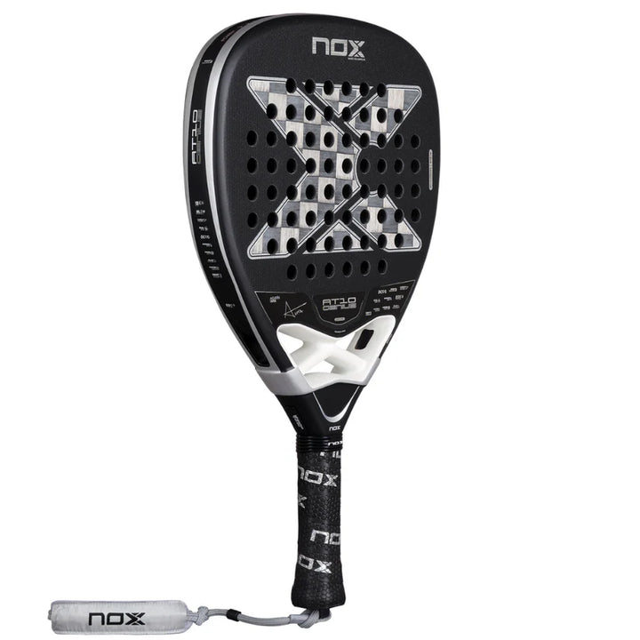 Pala de Padel Nox AT10 Genius Attack 18K Alum 2026 + Overgrip + Protector