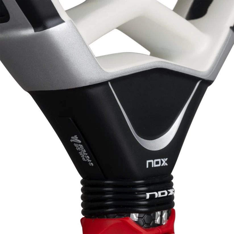 Pala de Padel Nox AT10 Genius Attack 18K Alum 2026 + Overgrip + Protector