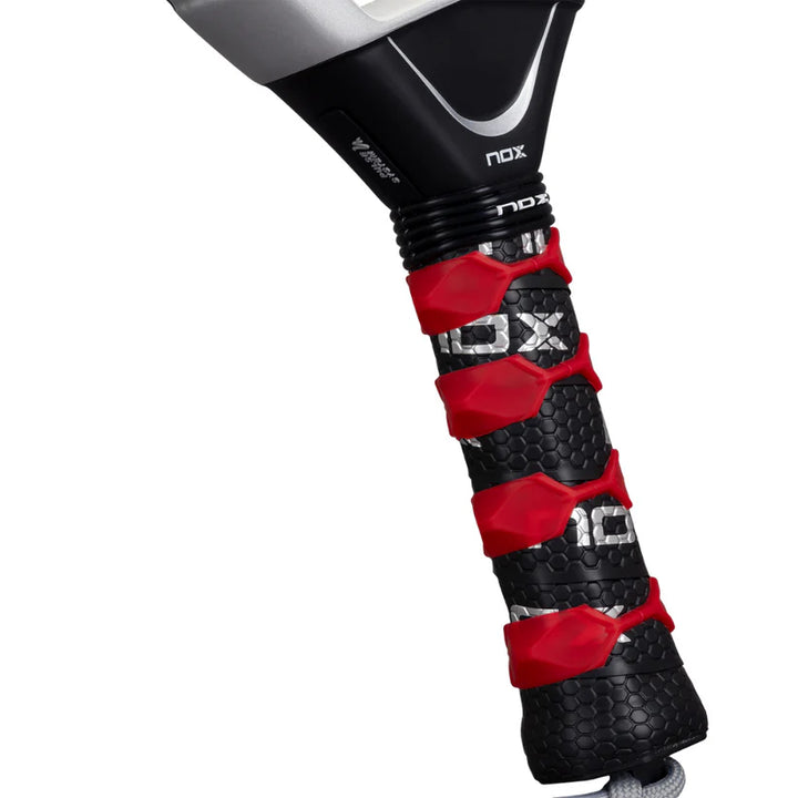 Pala de Padel Nox AT10 Genius Attack 18K Alum 2026 + Overgrip + Protector